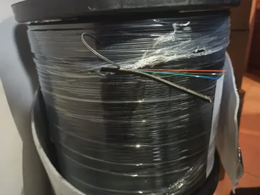 [286] FIBRA DROP 4 HILOS 1 KM M EN ACERO LPS
